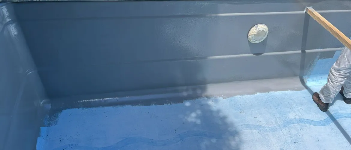 Reparación de piscina de fibra de vidrio con Poliurea Fría