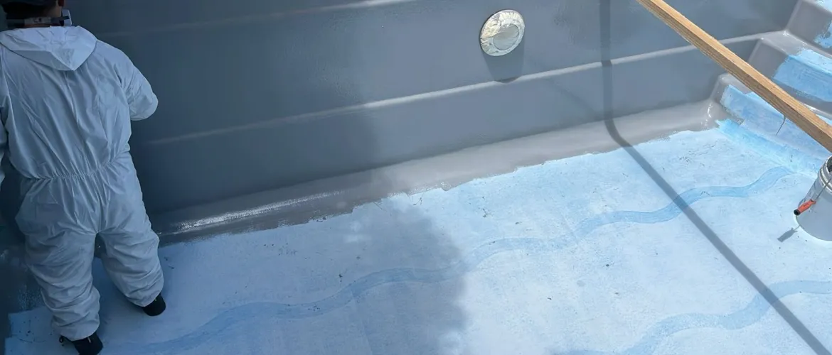 Reparación de piscina de fibra de vidrio con Poliurea Fría