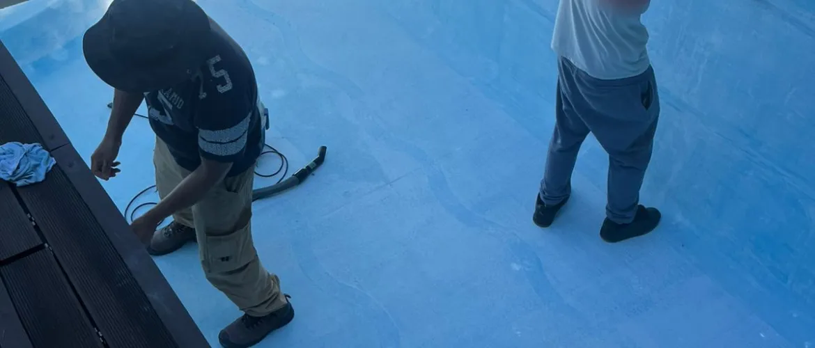 Reparación de piscina de fibra de vidrio con Poliurea Fría