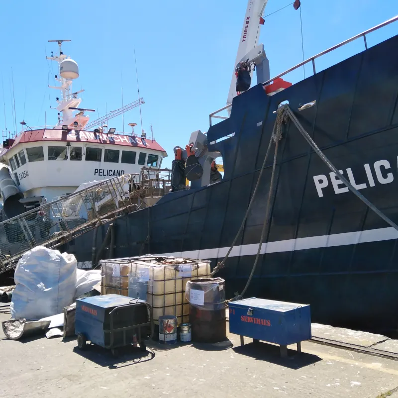 Pesquero Pelicano Inyección de Poliuretano en Bodegas / Asmar